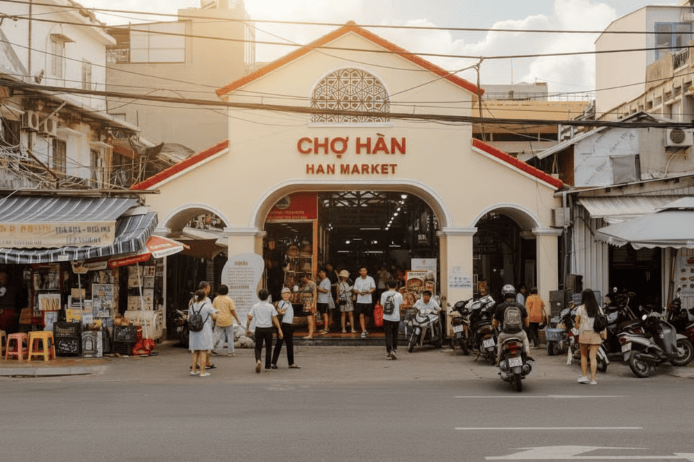 Han Market is located right in the city center, featuring a spacious facade and easy access for tourists